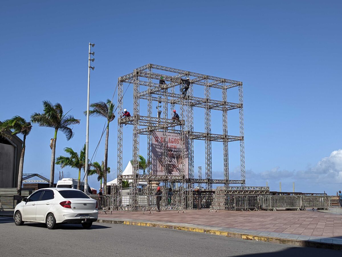 Montagem do palco do show de João Gomes no Marco Zero 