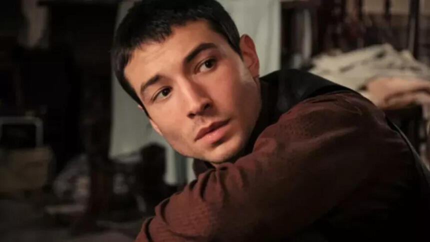 Ezra Miller com um olhar sério