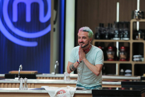 Fernando Presto em trecho do MasterChef Brasil, em frente a bancaada