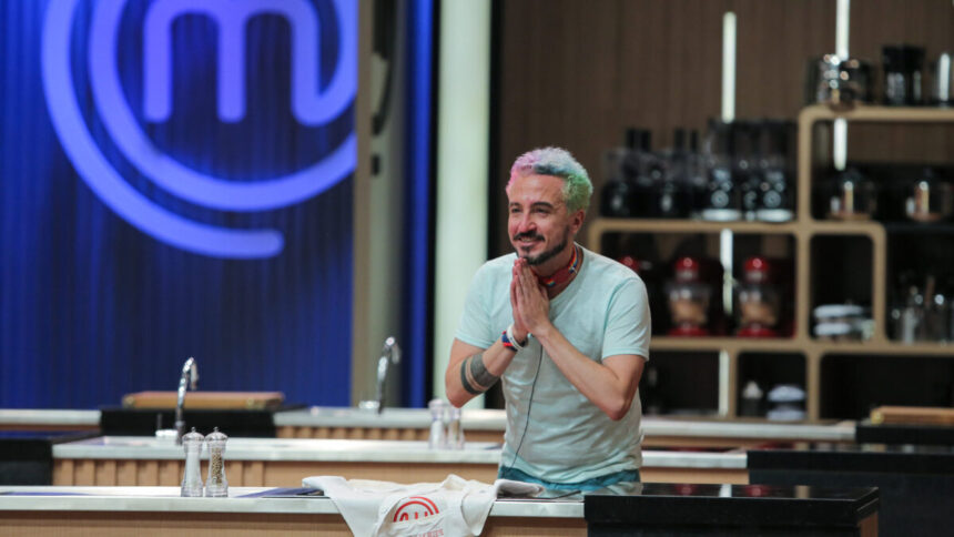 Fernando Presto em trecho do MasterChef Brasil, em frente a bancaada