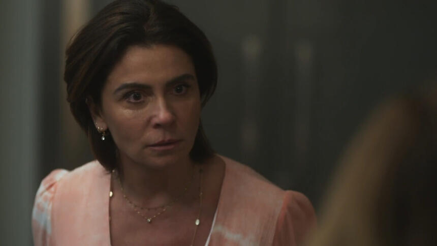 Giovanna Antonelli, como Lívia, em trecho da série Filhas de Eva