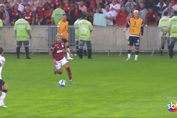 Pedro toca na bola e faz o gol do Flamengo que eliminou o Corinthians da Libertadores