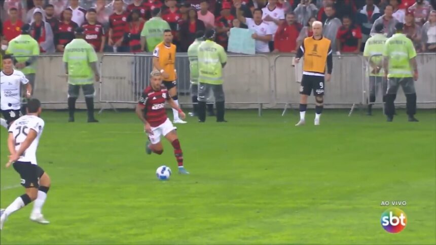 Pedro toca na bola e faz o gol do Flamengo que eliminou o Corinthians da Libertadores