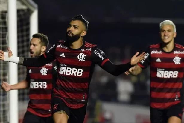 Gabrigol, Pedro e Everton Ribeiro comemorando gol com a camisa do Flamengo, e jogo da Copa do Brasil contra o São Paulo