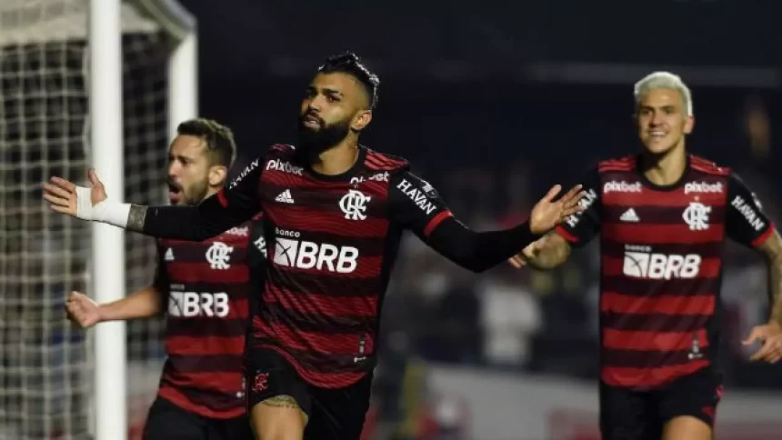 Gabrigol, Pedro e Everton Ribeiro comemorando gol com a camisa do Flamengo, e jogo da Copa do Brasil contra o São Paulo