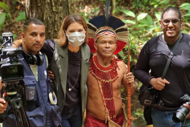 Camila Marinho, ao lado de povos indígenas, em trecho do Globo Repórter