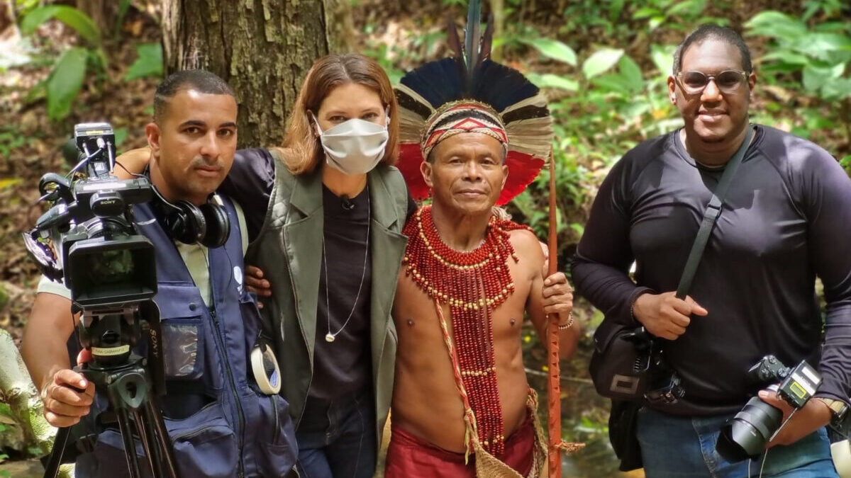 Camila Marinho, ao lado de povos indígenas, em trecho do Globo Repórter