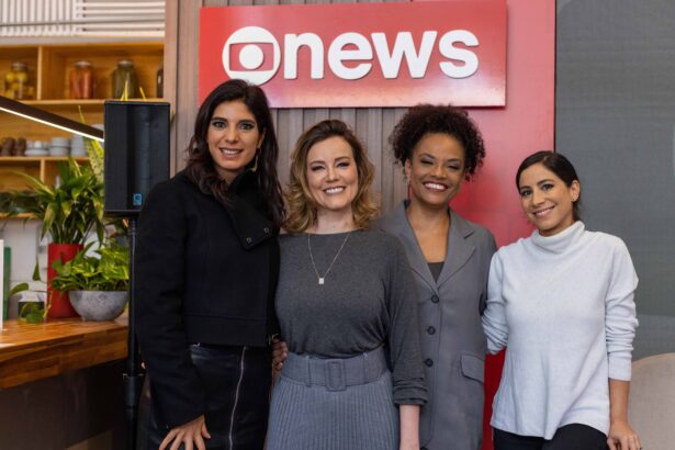 Natuza Nery, Andréia Sadi, Julia Duailibi e Flávia Oliveira em foto posada juntas, em frente a nova logomarca da GloboNews