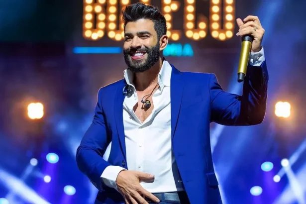 Gusttavo Lima sorrindo no palco