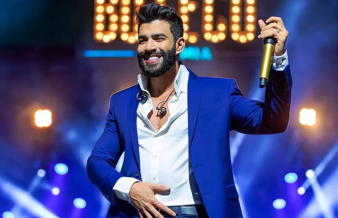 Gusttavo Lima sorrindo no palco