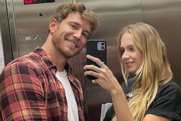 Isabella Scherer Rodrigo Calazans em uma selfie no espelho de um elevador