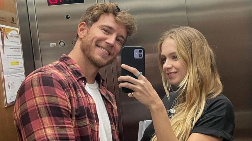 Isabella Scherer Rodrigo Calazans em uma selfie no espelho de um elevador