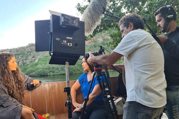 Isadora Cruz nos bastidores da entrevista para Beatriz Castro, em trecho do Globo Repóter sobre a estreia de Mar do Sertão