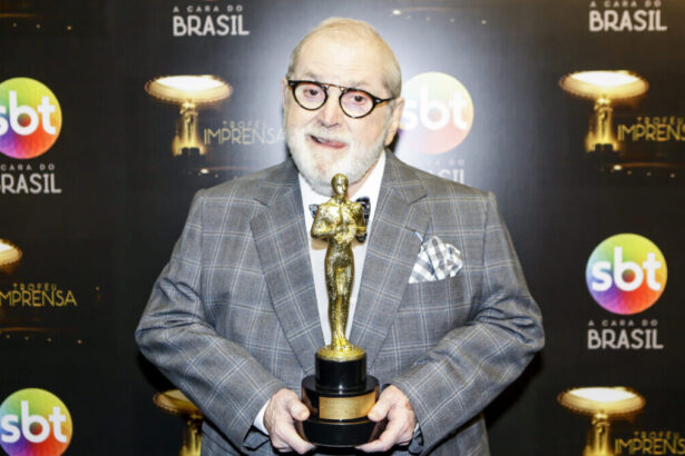 Jo Soares nos bastidores de uma edição do Troféu Imprensa, segurando uma estatueta nas mãos