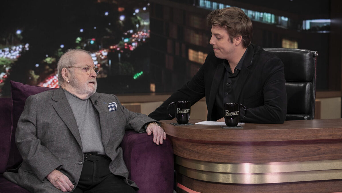 Jô Soares sentado no sofá, ao lado de Fabio Porchat, em trecho do Programa do porchat