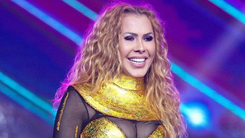 Joelma sorrindo, com mesmo figurino do DVD durante apresentação no Faustão na Band