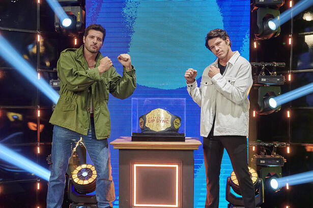 José Loreto e Leandro Lima, fazendo posa de confronto, nos estúdios do Batalha do Lip Sync, do Domingão