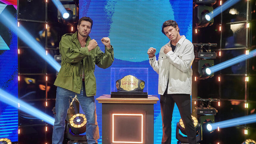 José Loreto e Leandro Lima, fazendo posa de confronto, nos estúdios do Batalha do Lip Sync, do Domingão