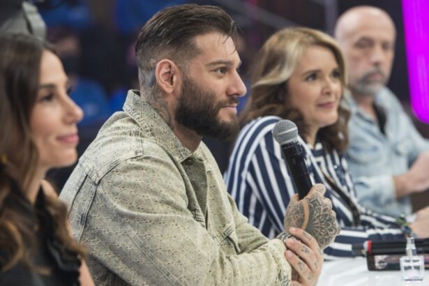 Tania Khalill, de camisa preta, Lucas Lucco de jaqueta jeans bege segurando um microfone com a mão esquerda, Cristina Padiglione com as mãos juntas na bancada de jurados e camisa listrada azul e branco; e Claudio Vargas de camisa social azul clara