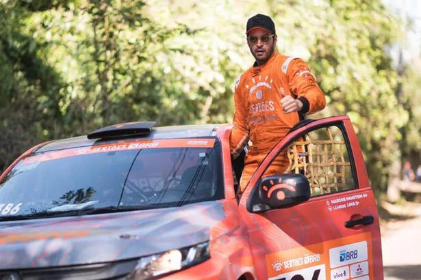 Leandro Lima posado na porta do carro no Rally dos Sertões