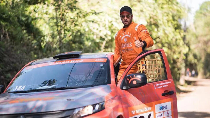 Leandro Lima posado na porta do carro no Rally dos Sertões