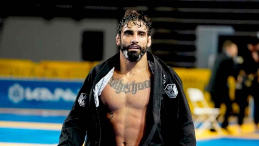 Leandro Lo em um ring de luta, de kimono