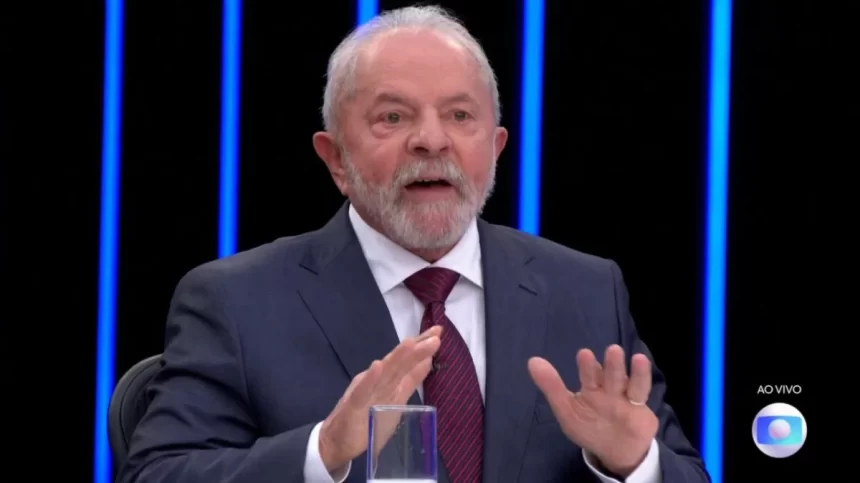 Lula em trecho da entrevista ao Jornal Nacional, com as mãos abertas, próximas ao rosto