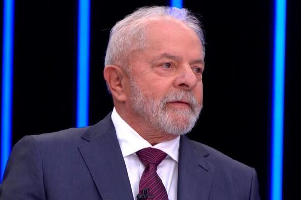 Lula de palitó azul e gravata na cor magenta durante entrevista no Jornal Nacional