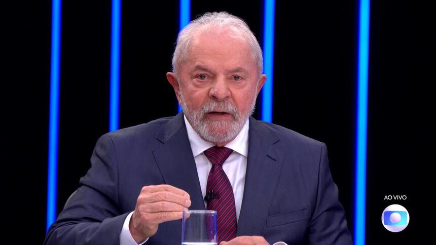 Lula de palitó azul e gravata na cor majenta durante entrevista no Jornal Nacional