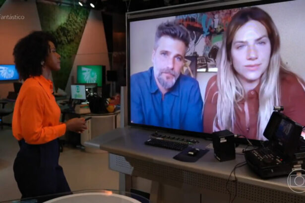 Maju Coutinho, em entrevista por videoconferencia com Giovanna Ewbank e Bruno Gagliasso. Eles aparecem em um televisor, posicoonado a frente da apresentadora