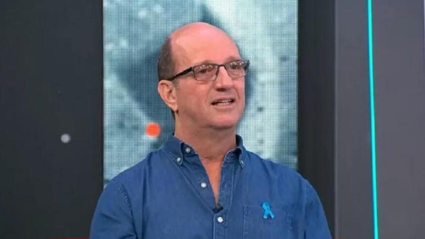 Marcos Uchôa de camisa azul