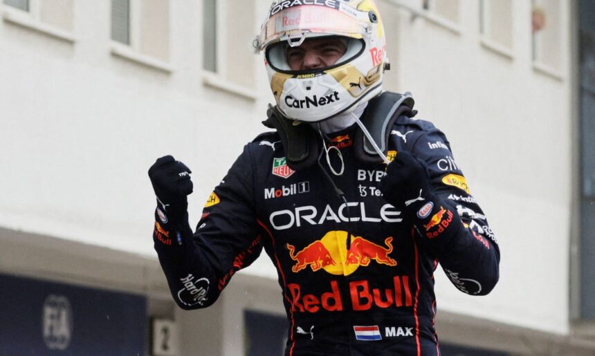 Max Verstappen, ainda com o capacete, celebrando a vitória no GP da Hungria de Fórmula 1