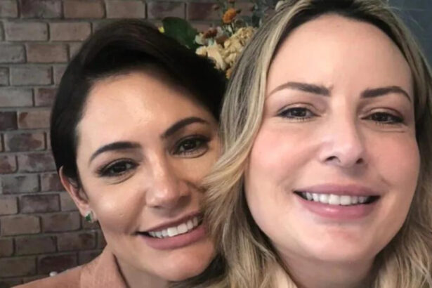 Michelle Bolsonaro e Juliana Lacerda de Pádua abraçadas