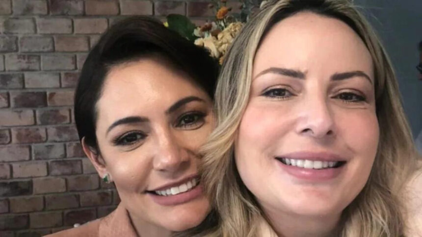 Michelle Bolsonaro e Juliana Lacerda de Pádua abraçadas