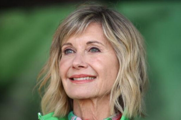 Olivia Newton-John sorrindo