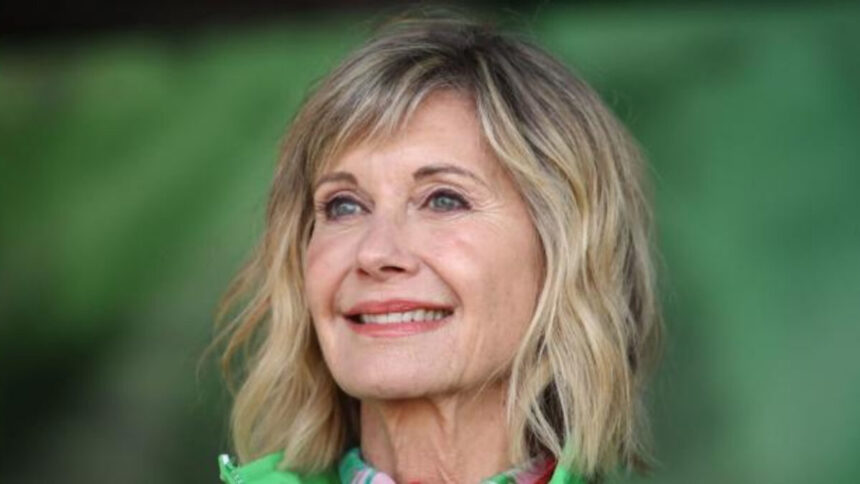 Olivia Newton-John sorrindo