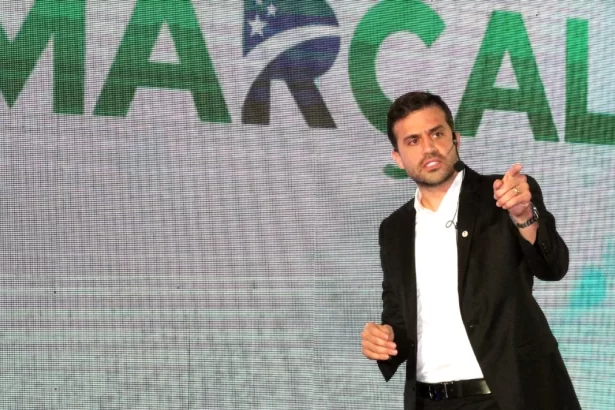 Pablo Marçal em um evento oficial do Pros, em frente a um telão