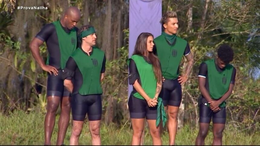 Vestidos de roupas verdes com preto, Fabio, Nakagima, Ste, Bruno e Kaik.