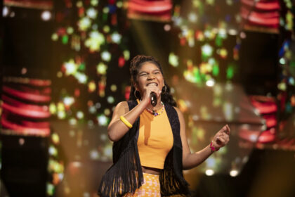 Railena Show canta no palco do Canta Comigo Teen 3