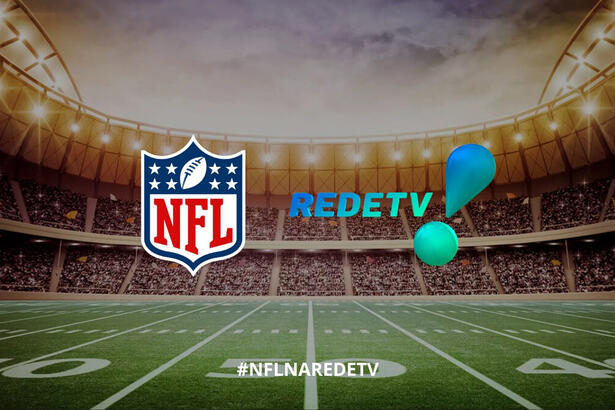 logos da NFL e da RedeTV!, com um campo de futebol americano ao fundo