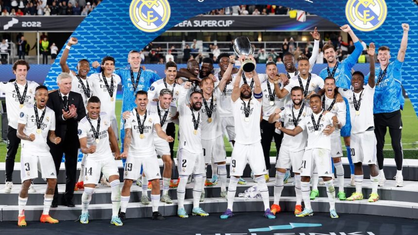 Jogadores do Real Madrid perfilados levantado a taça da Supercopa da UEFA