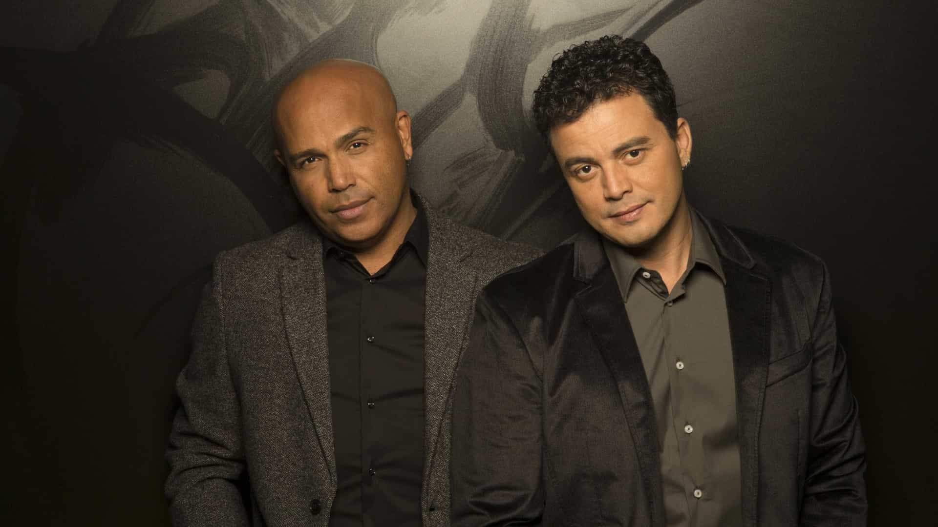 Rick de blazer cinza e camisa preta por dentro; Renner de blazer preto e camisa cinza por dentro
