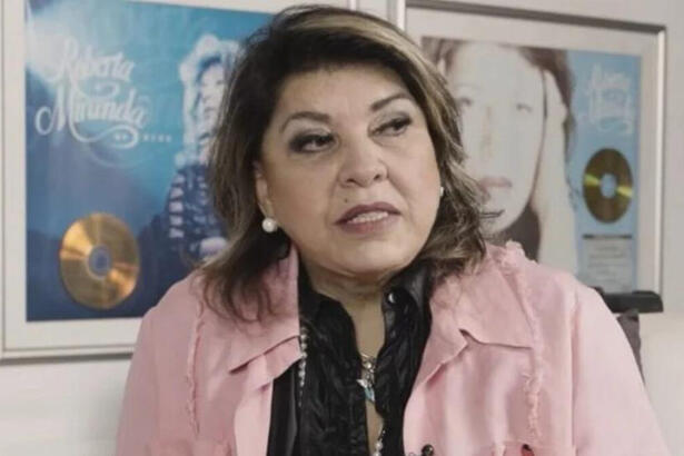 Roberta Miranda com casaco rosa