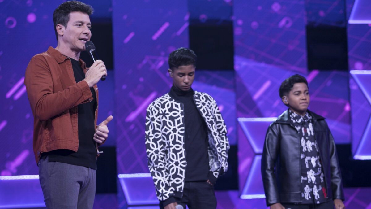 Rodrigo Faro, ao lado da dupla Washington e Gustavo, nos estúdios do Canta Comigo Teen