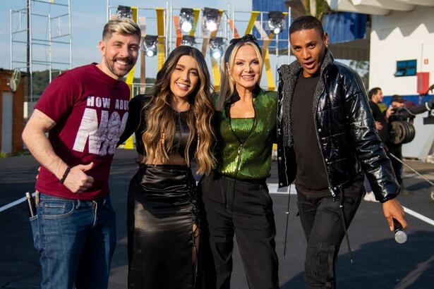 Rudy Landucci de camisa vermelha e estampa branca, calça jeans; Lauana Prado de vestido preto sorrindo, cabelo solto; Eliana de camisa verde e calça preta, sorrindo, de cabelo preto; Ney Lima de jaqueta de couro preta, camisa e calça jeans prata; todos abraçados durante gravação do Programa Eliana