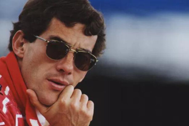 Ayrton Senna com a mão no queixo