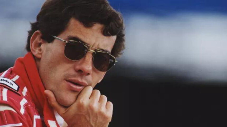 Ayrton Senna com a mão no queixo