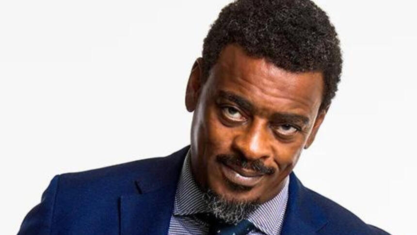 Seu Jorge de terno e gravata azuis