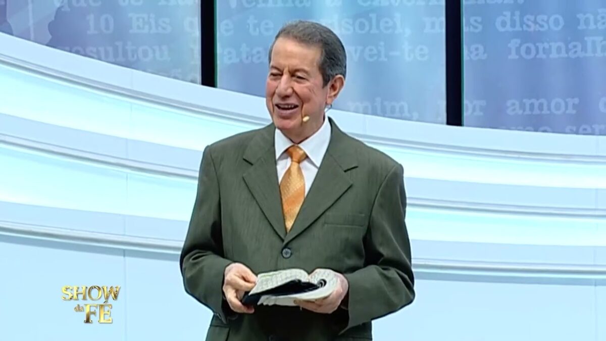R.R. Soares, com um bíblica na mão, em trecho do programa Show da Fé