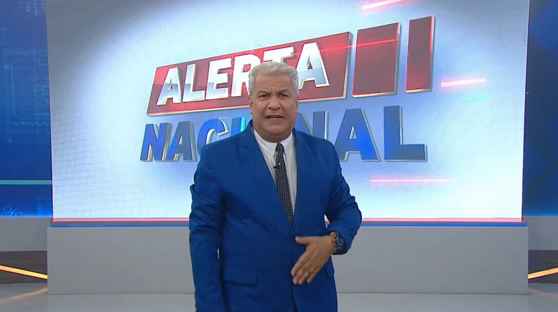 Sikêra Júnior em trecho do Alerta Nacional, diretamente dos estúdios do programa, em frente ao telão